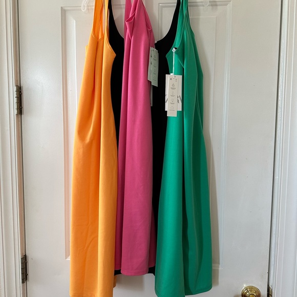 Size is medium, but fit for size 4 - Picture 4 of 4